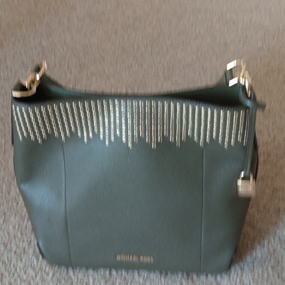 Michael Kors bucket bag.   EUC... Saffiano Leather , Crossbody strap
